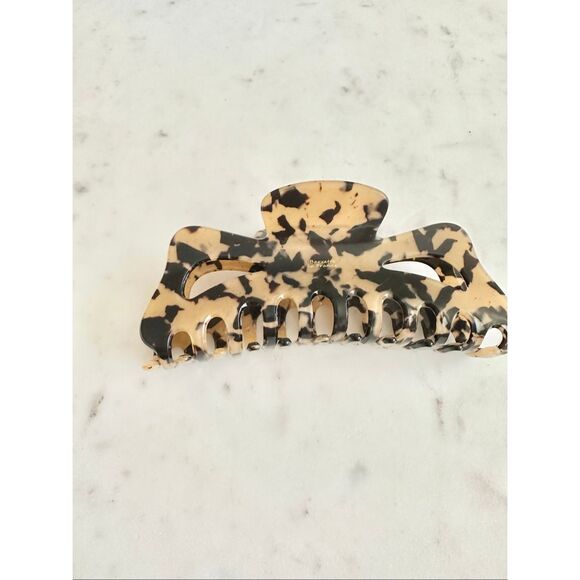 Tan and black tortoiseshell elegant hair claw - Picture 7 of 7